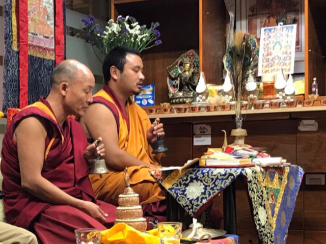 Dalai monje orando