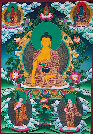 Buda Shakyamuni, con Amitabha (a su dcha arriba) y el Buda de la Medicina (a su izq arriba)