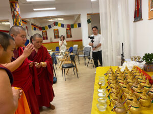 SE Ling Rinpoché bendiciendo las vasijas de la prosperidad